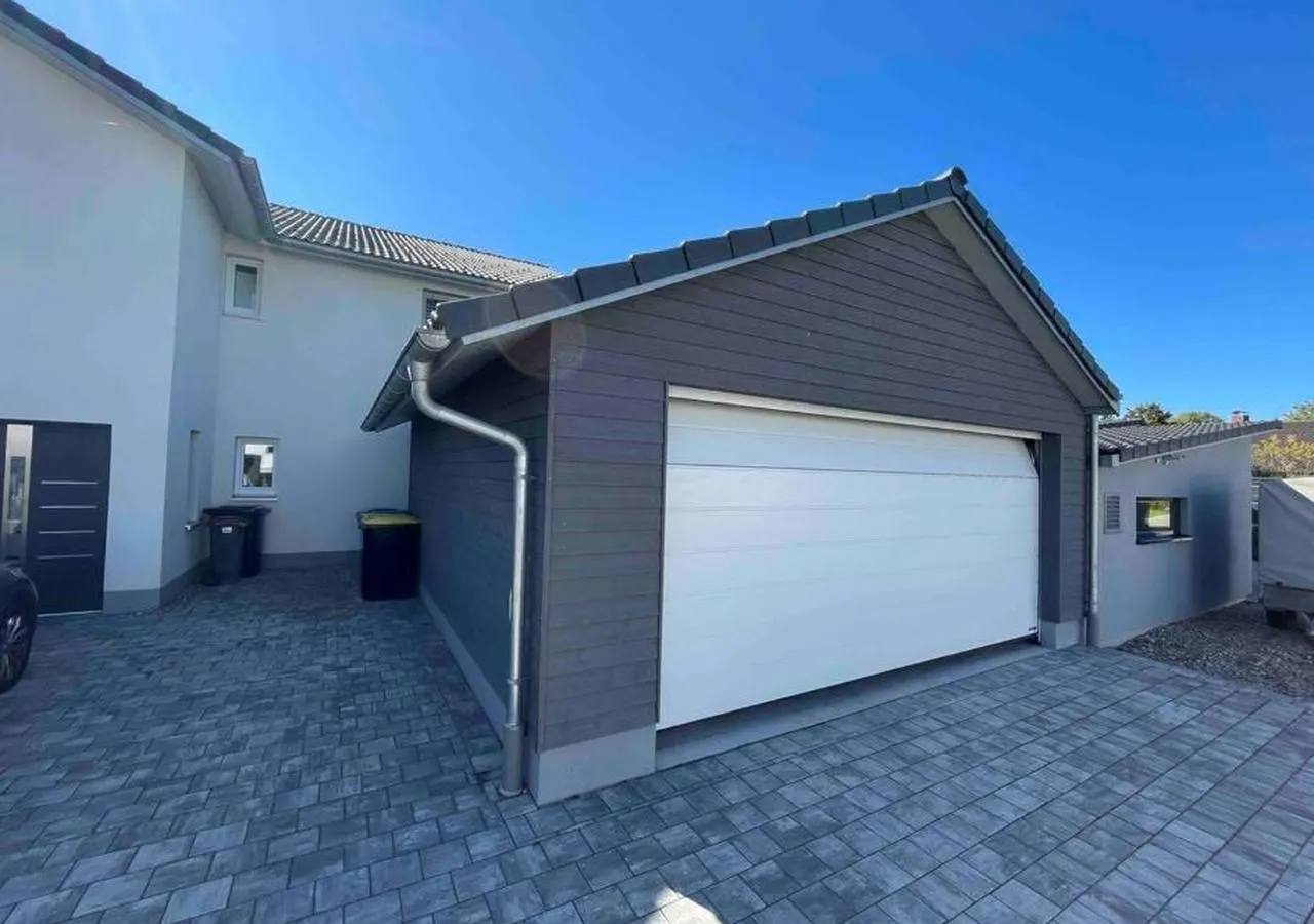 Mountain Apartments Leutkirch – Außenansicht mit Garage