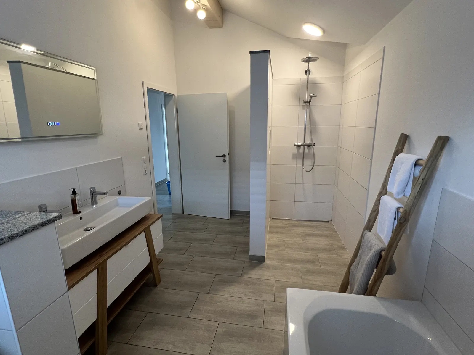 Mountain Apartments Leutkirch – offenes Bad Obergeschoss