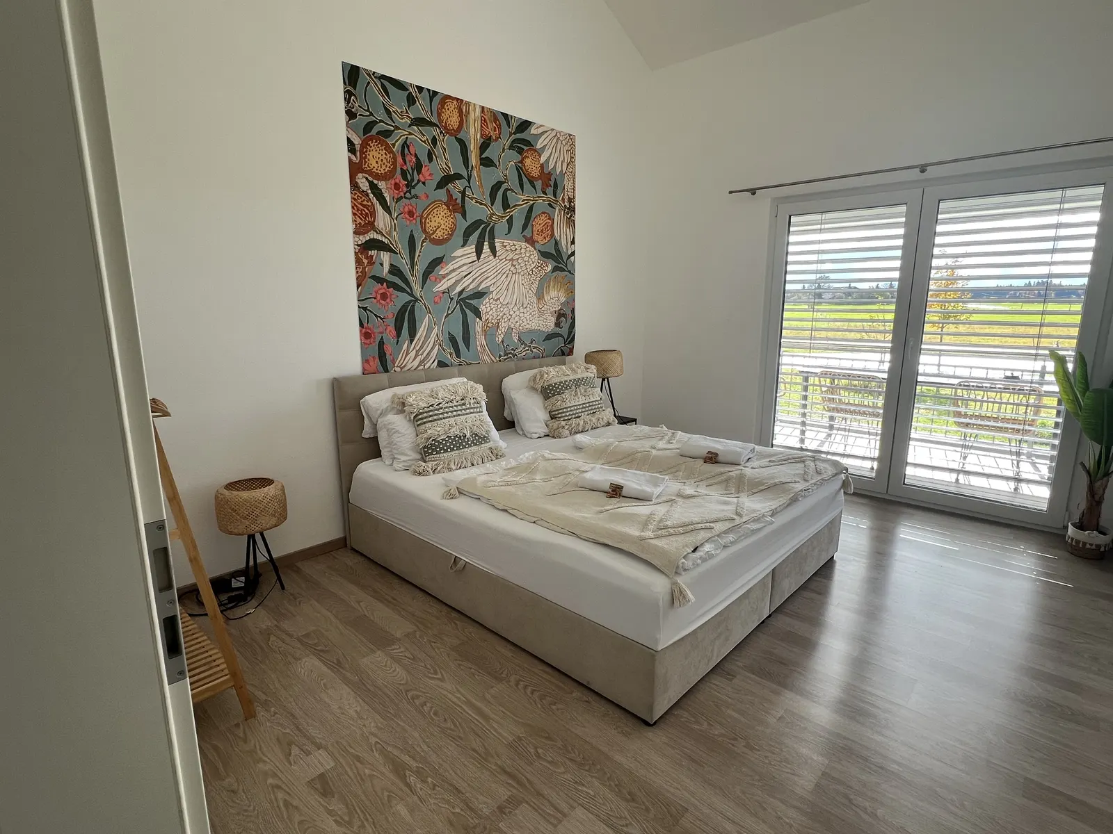 Mountain Apartments Leutkirch – zweites Schlafzimmer Obergeschoss mit Terrassenblick