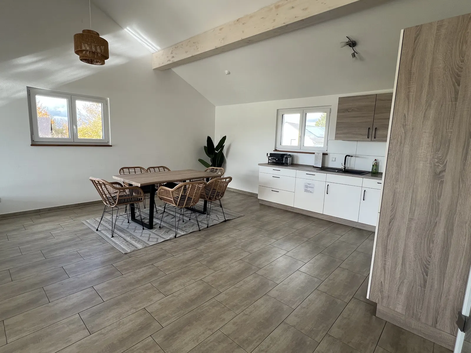 Mountain Apartments Leutkirch – Küche mit Esstisch Obergeschoss