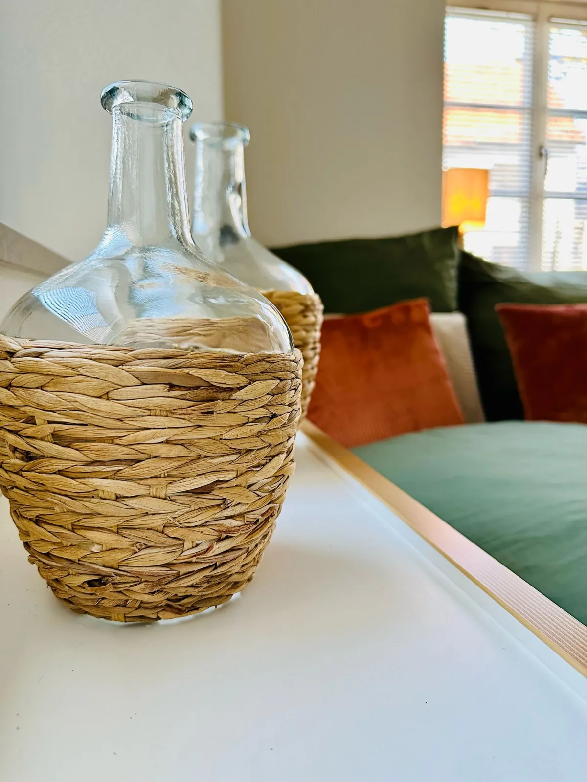 Ferienwohnung Lieblingsort – Dekorative Karaffen im Schlafbereich