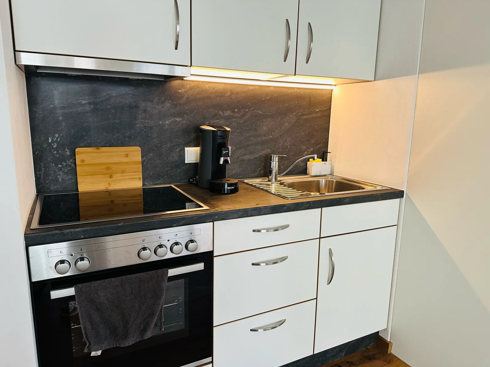 Ferienwohnung Lieblingsort – Küchenzeile mit Kaffeemaschine