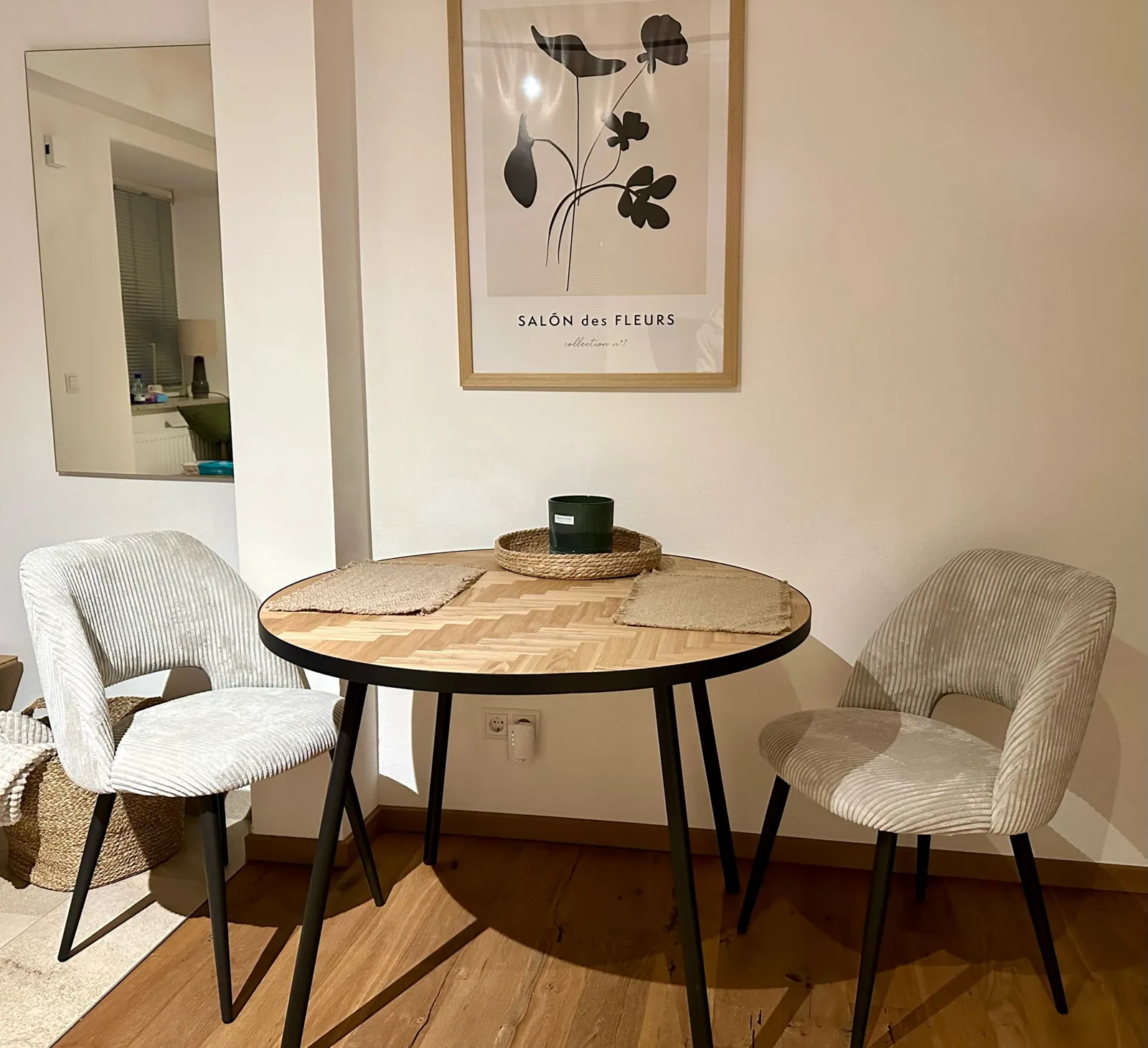 Ferienwohnung Lieblingsort – Essbereich mit zwei Stühlen
