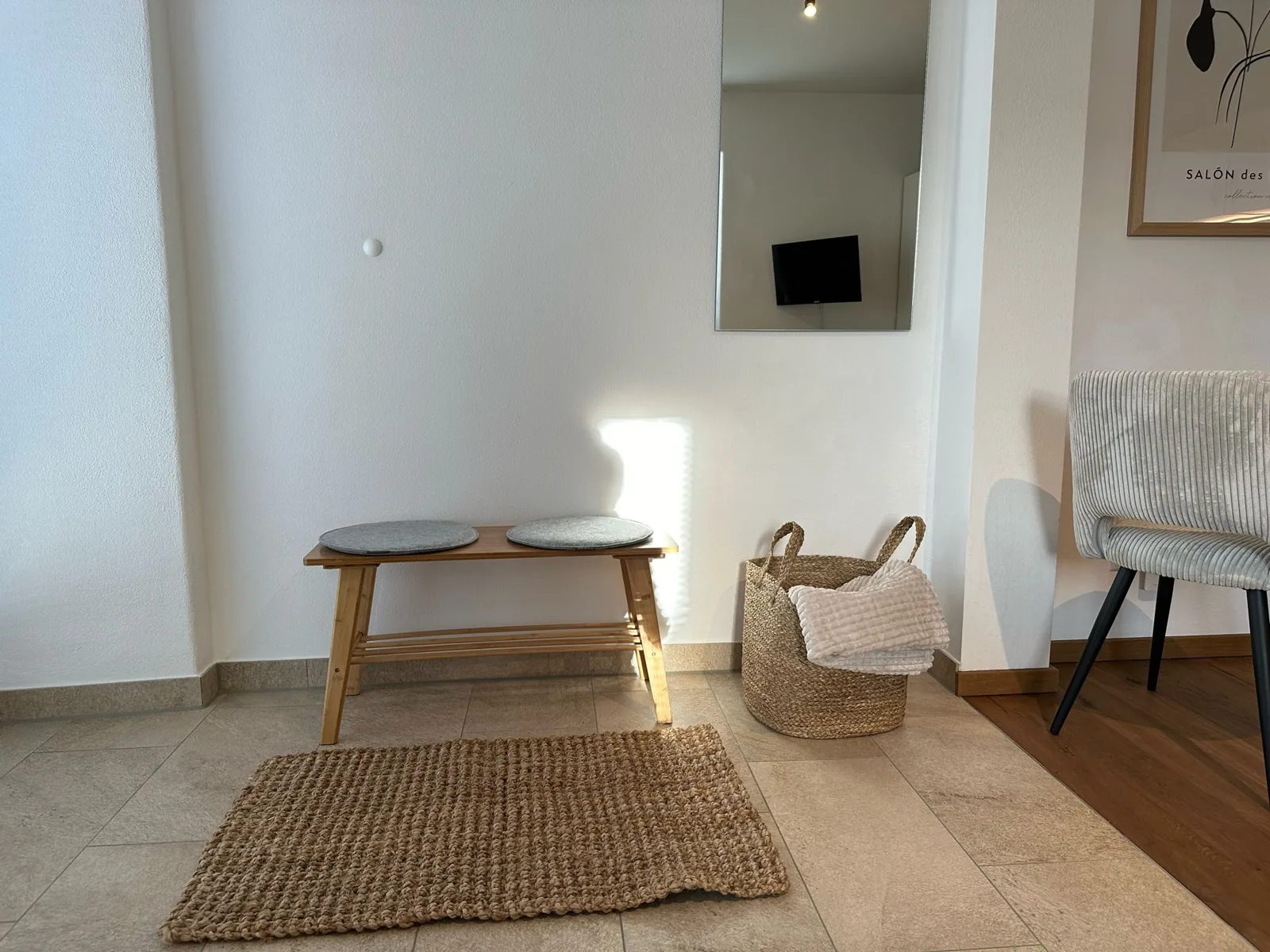 Ferienwohnung Lieblingsort – Eingangsbereich mit Spiegel und Sitzbank