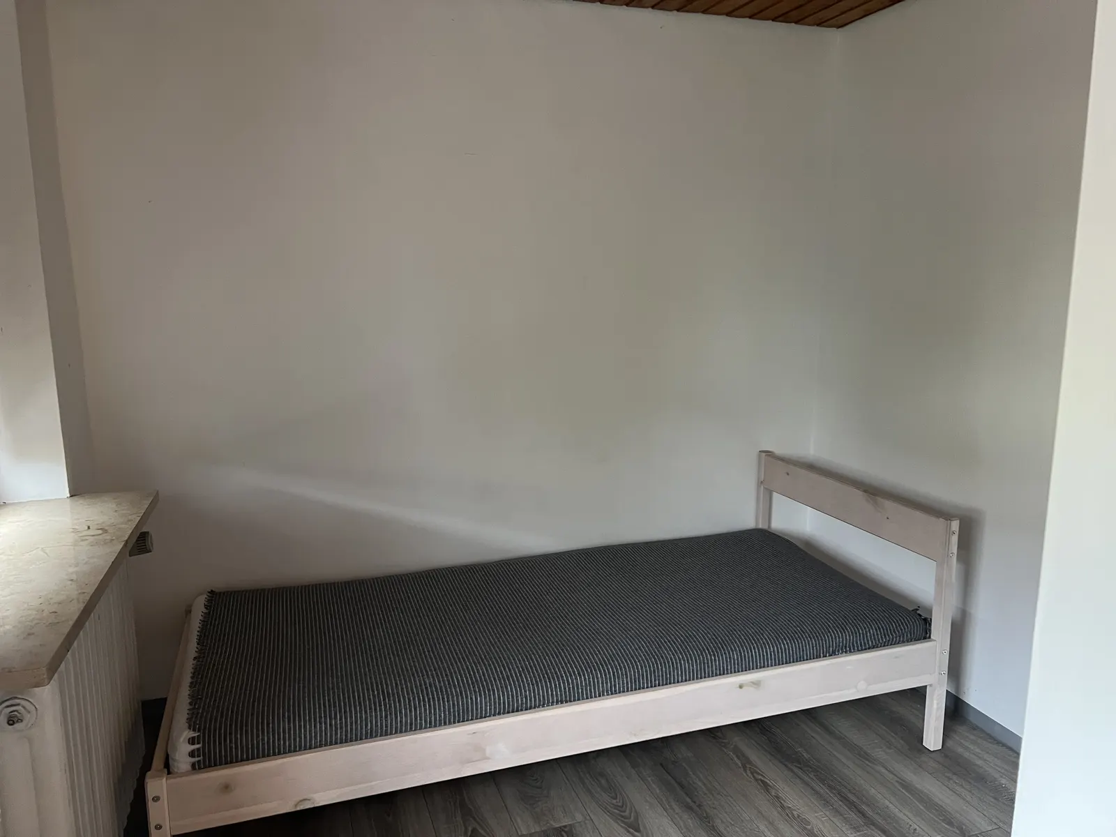 Basic Monteurzimmer – Doppelzimmer Bett mit Nachttisch