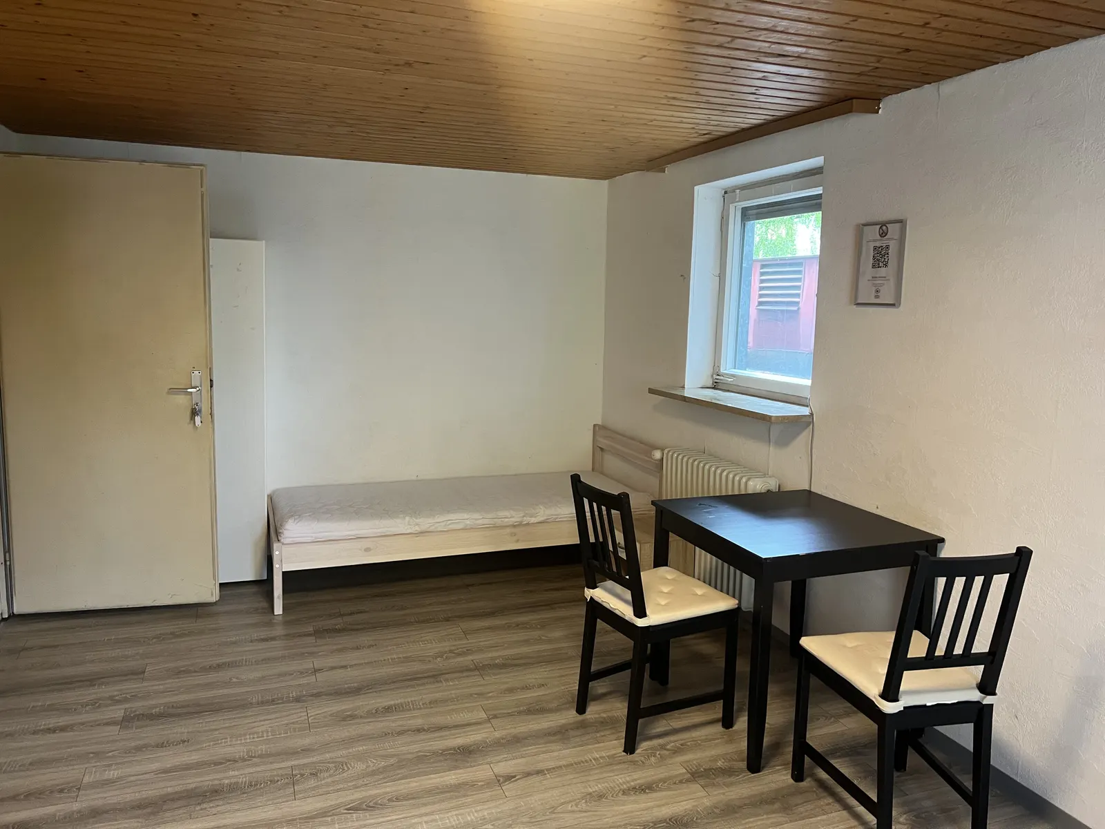 Basic Monteurzimmer – Sitzecke im Doppelzimmer