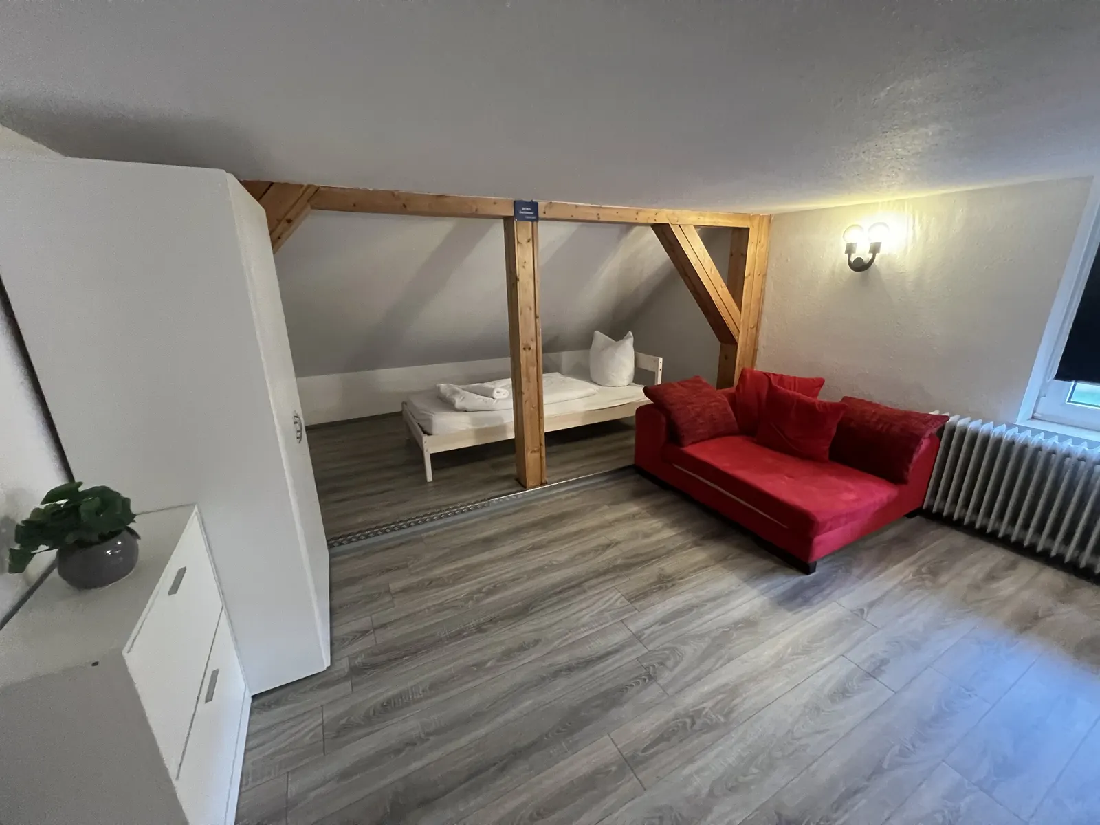 Basic Monteurzimmer – Dreibettzimmer mit Sofa
