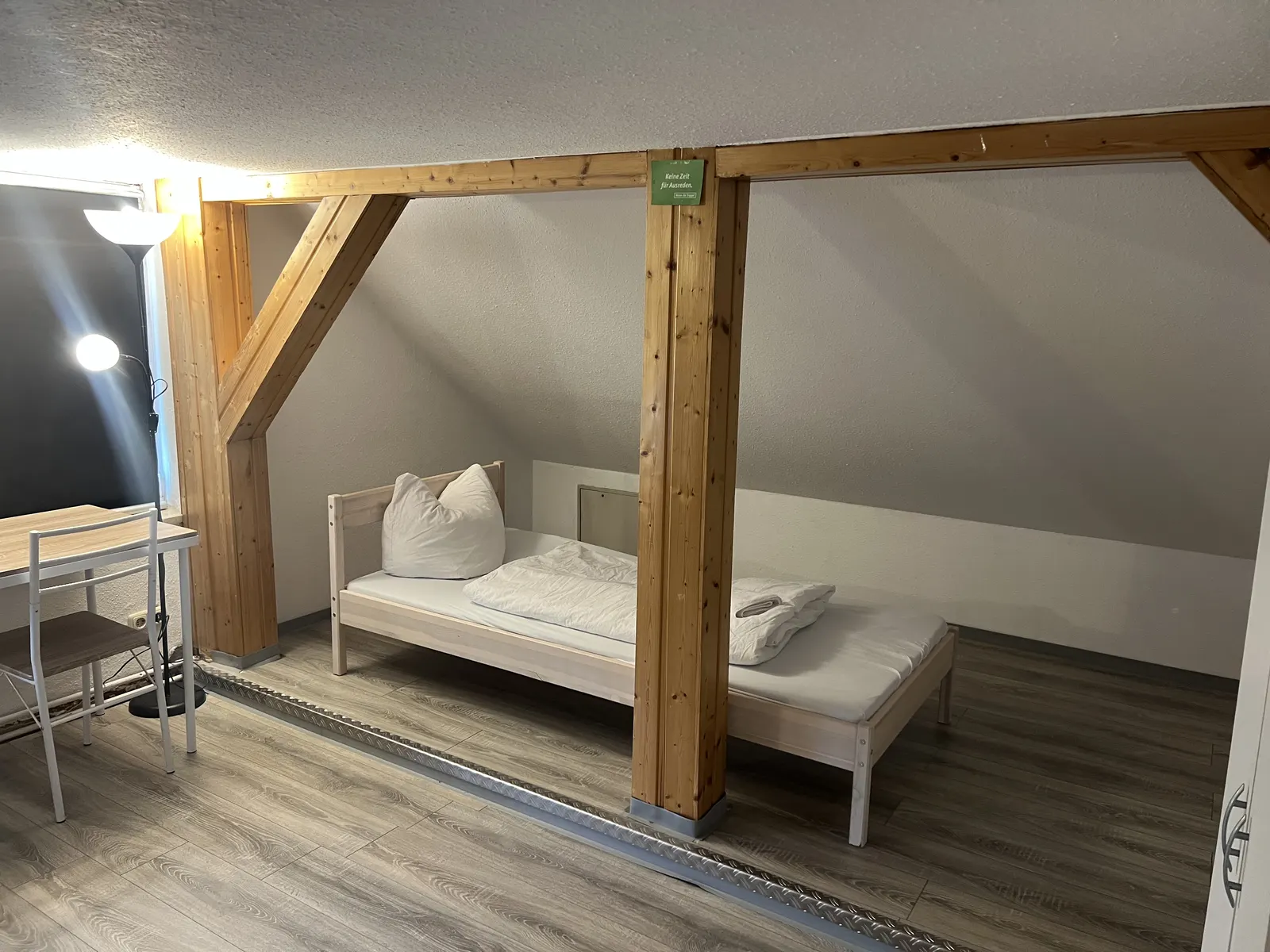 Basic Monteurzimmer – Bett unter der Dachschräge