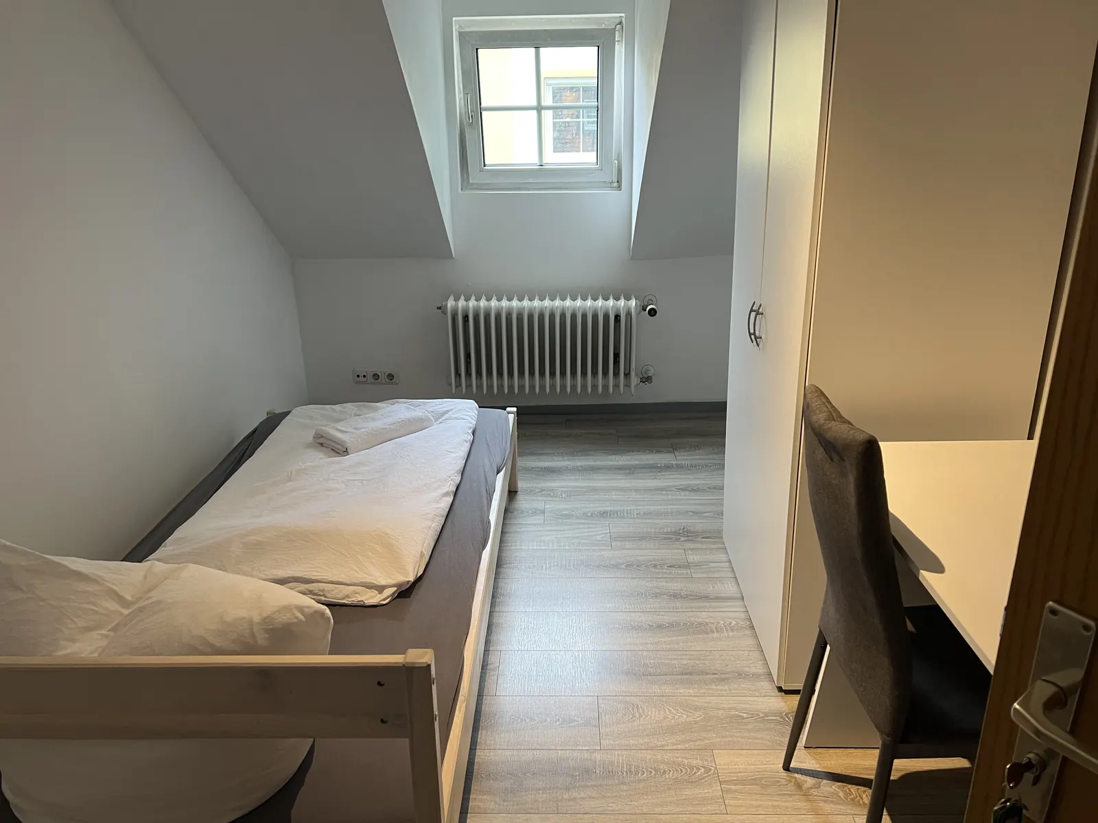 Basic Monteurzimmer – Einzelbett frisch bezogen