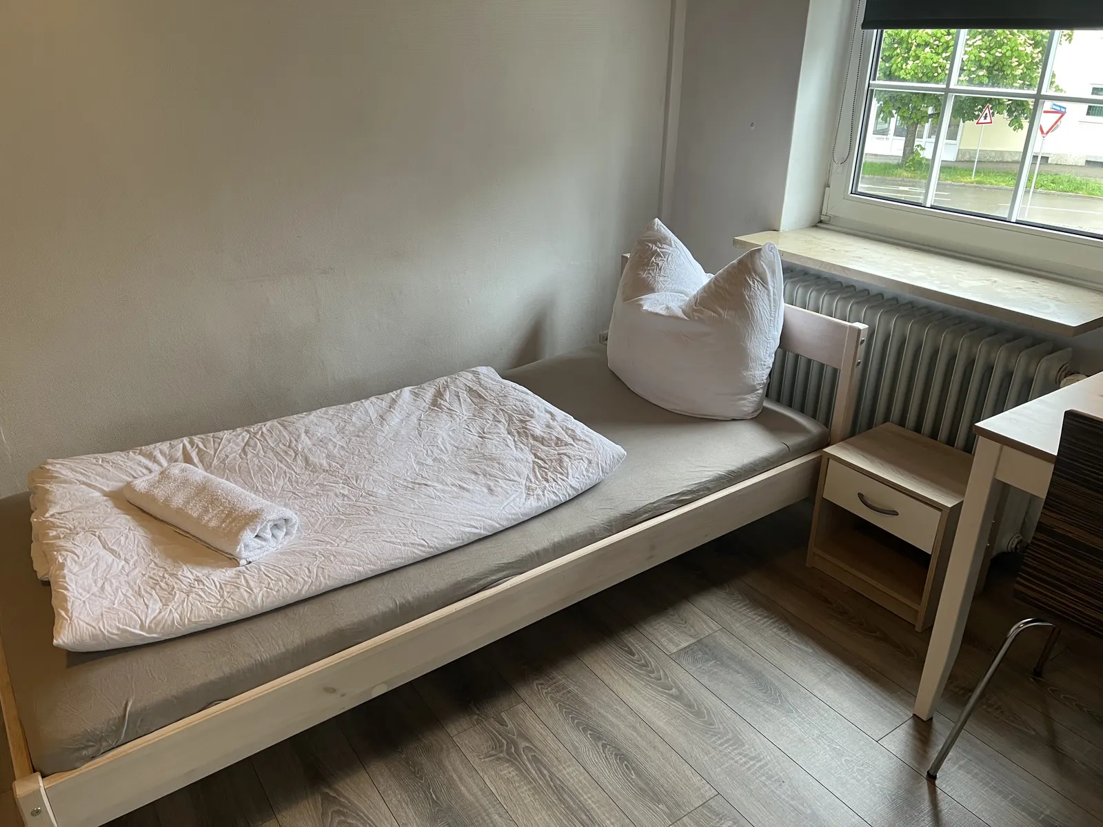Basic Monteurzimmer – Einzelbett mit Fensterblick