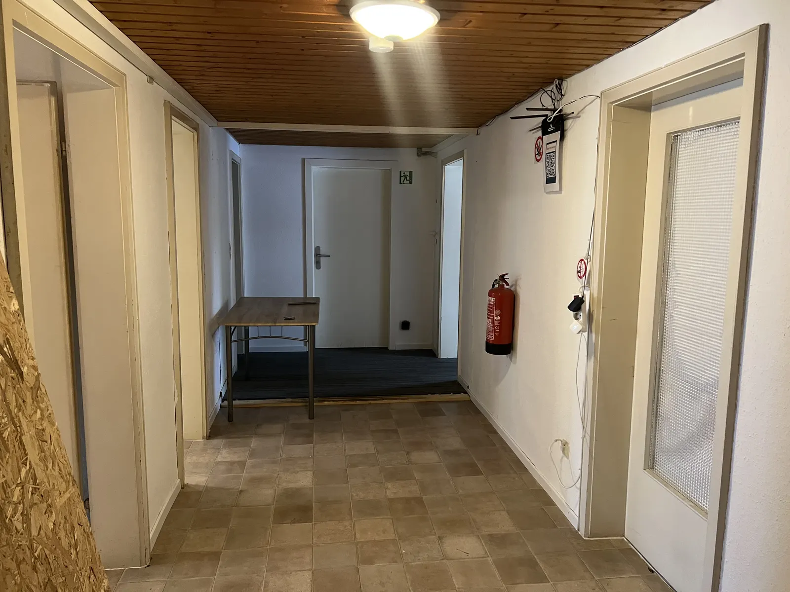 Basic Monteurzimmer – Flur mit Zimmertüren