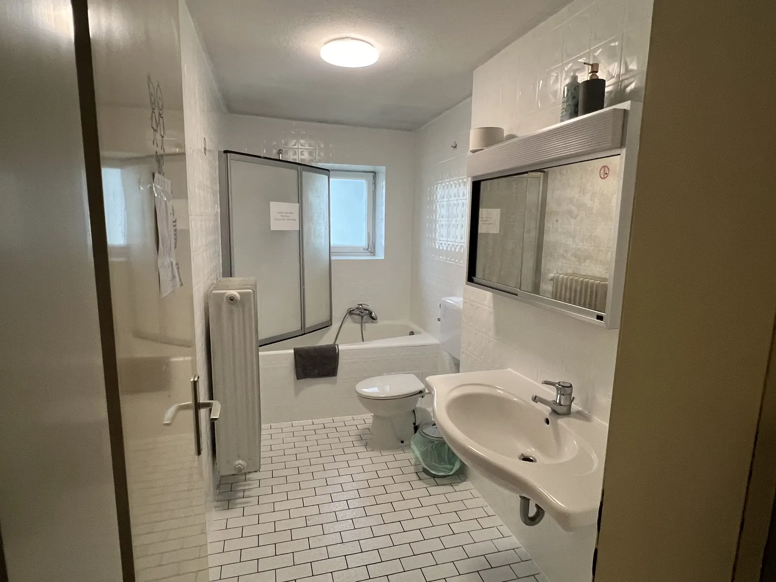 Basic Monteurzimmer – Badezimmer mit Wanne und Dusche