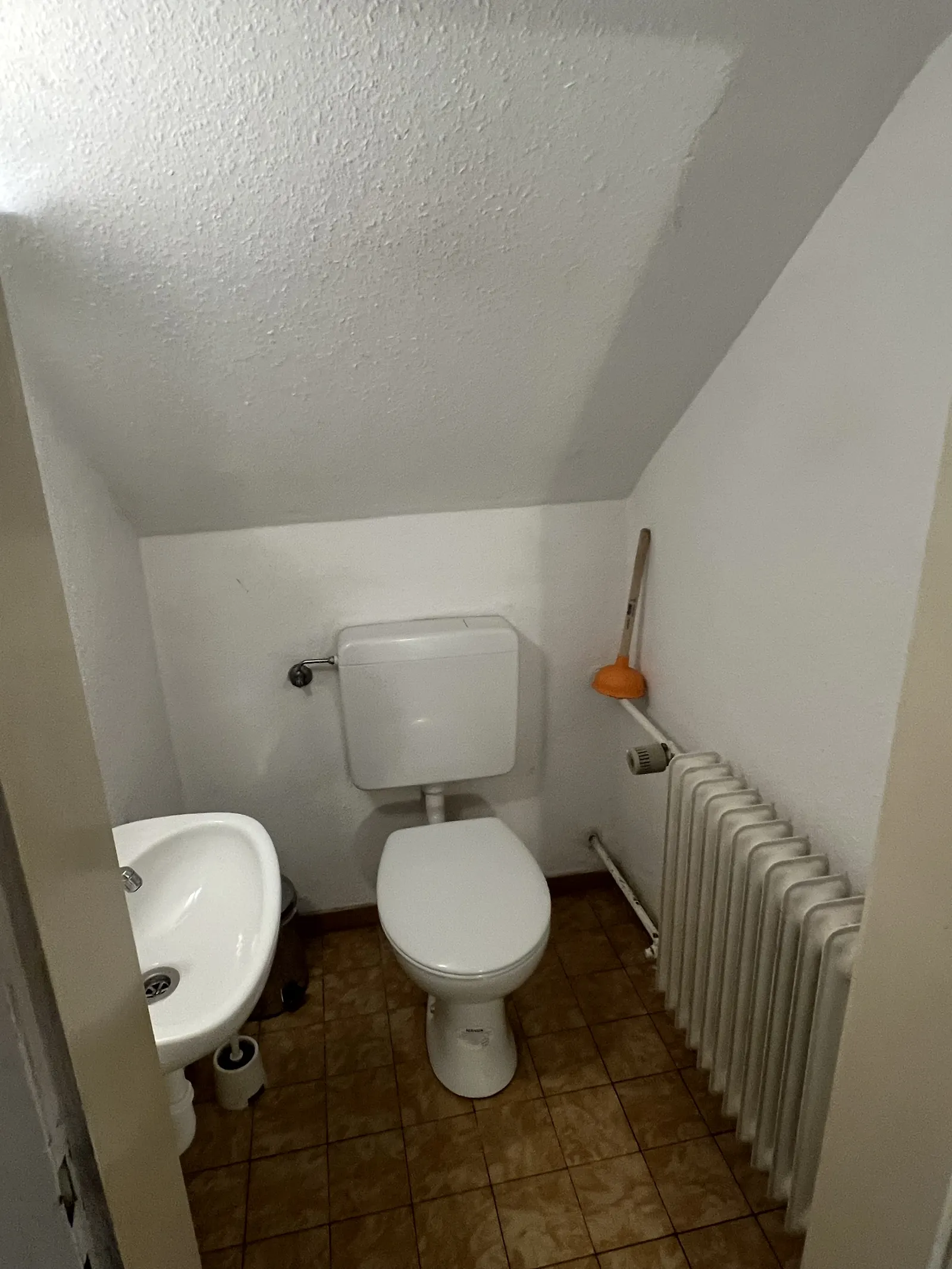 Basic Monteurzimmer – WC im Dachgeschoss